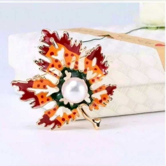 Gold plated multicolor pearl maple leaf necklace/brooch - Picture 4 of 14